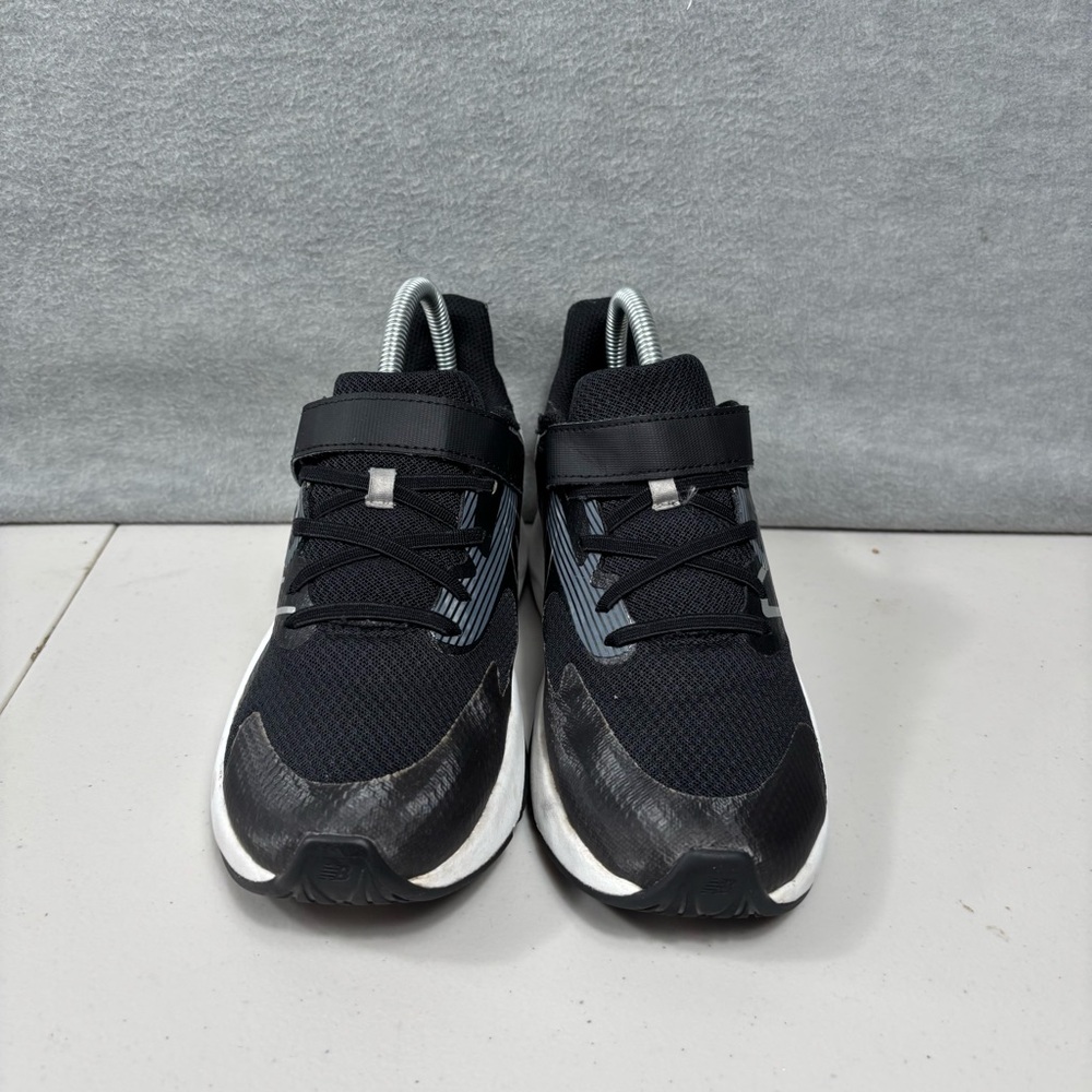 New Balance Rave Run V2 Kids Shoe Sneakers SZ 6 Running Black White Lace-Up (GS)